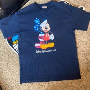 VINTAGE WALT DISNEY WORLD MICKEY MOUSE "SALUTE" TSHIRT